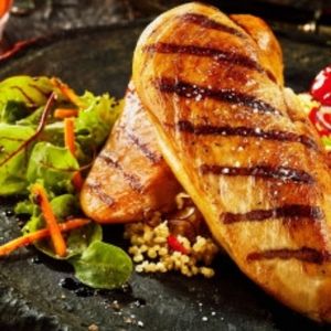 imagem do produto Marmita Fit com Filé de Frango Grelhado Acompanhada de picadinho de beterraba e cenoura cozidos a vapor, fresquinhos e nutritivos! Escolha a sua e aproveite uma refeição leve e saborosa!