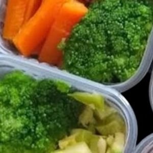 imagem do produto MARMITA FIT VEGETARIANA LOW CARB - 2 FLOR DE BROCOLIS COM TALO DE CENOURA COZIDA Á VAPOR, 50G GRÃO DE BICO, COZIDOS Á VAPOR + 1 OVO COZIDO DE GALINHA + 3 TOMATE CEREJA