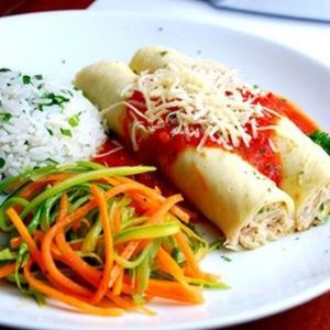 imagem do produto Panqueca de Frango com Acompanhamento 1 unidade de panqueca de frango ao molho de tomate natural 100g de arroz integral 100g de espaguete de legumes (abobrinha e cenoura) Finalizada com gergelim negro para um toque especial Refeição completa, equilibrada e cheia de sabor para o seu dia!