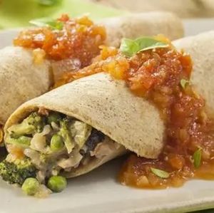 imagem do produto 1 PANQUECA VEGETARIANA COM REFOGADO DE LEGUMES, CENOURA RALADA E REQUEIJÃO AO MOLHO DE TOMATE GOURMET