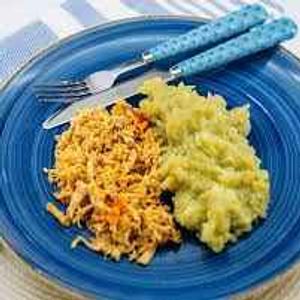 imagem do produto Marmita Fit Maromba – Frango com Purê de Batata Doce 150g frango desfiado temperado e suculento 150g purê de batata doce cremoso e nutritivo __ Uma refeição leve, rica em proteínas e energia limpa — ideal para quem treina firme e cuida da alimentação!