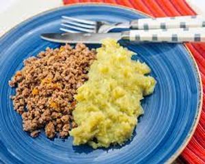 imagem do produto Marmita Fit Maromba – Patinho com Purê de Batata Doce 150g patinho moído refogado e suculento 150g purê de batata doce cremoso e nutritivo Perfeita para quem busca hipertrofia com sabor e equilíbrio! Alto teor de proteína e energia na medida para o seu treino