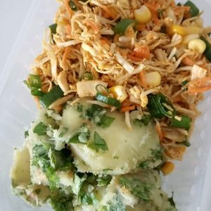 imagem do produto Marmita Fit Maromba – Bacalhau com Batata Doce 150g bacalhau refogado no azeite e temperos 150g batata doce refogada, fonte de energia Ideal para quem busca uma refeição leve, rica em proteína e saborosa! Combinação perfeita para pré ou pós-treino !