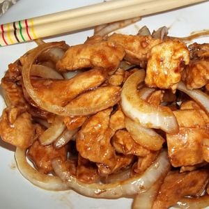 imagem do produto MARMITA FIT COM 150G MACARRÃO INTEGRAL AO MOLHO DE TOMATE NATURAL 150G TIRAS DE FRANGO ACEBOLADO