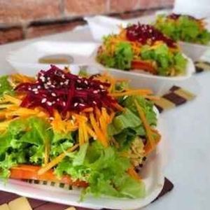 imagem do produto SALADA FIT C/ PEIXE BACALHAU DESFIADO AO LEITE DE COCO BASE: 30G ALFACE + 4 FATIAS TOMATE + 30G CENOURA RALADA, 30G BETERRABA RALADA + 4 FATIAS PEPINO + 100G BACALHAU REFOGADO DESFIADO + 100G PICADINHO DE BATATA DOCE REFOGADA + MOLHO MOSTARDA C/MEL