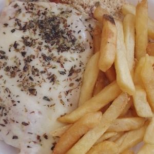 imagem do produto Frango parmegiana com batata frita.