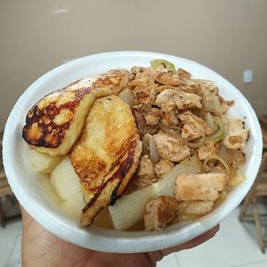 imagem do produto Macaxeira Com Filé de Frango Em Cubos Acebolado e Queijo Coalho