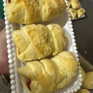 imagem do produto Enroladinho de salsicha com cheddar assado 