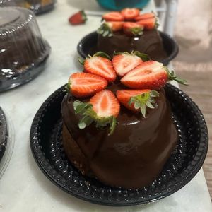 imagem do produto Bolo P Decorado com morango cobertura de brigadeiro 