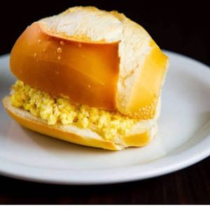 imagem do produto Pão Com Ovo E Queijo Mussarela 