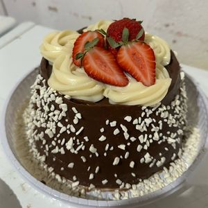 imagem do produto Bolo vulcão  m massa branca com morangos 