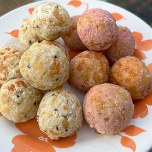 imagem do produto 2 sabores- 24 Pães de queijo coloridos mix- beterraba orgânica e tradicional com gergelim branco e preto