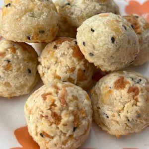 imagem do produto 15 Pães de queijo - Tradicional (com gergelim branco e preto)