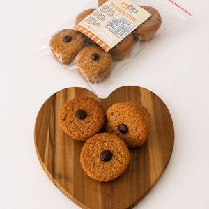 imagem do produto 6 Bolinhos de cenoura orgânica adoçado com uva-passa branca com gotas de chocolate adoçado com tâmara