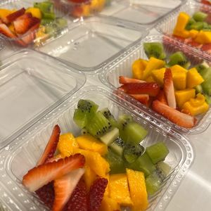 imagem do produto Potinho de frutas com colher ou garfinho de madeira