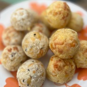 imagem do produto 2 sabores- 24 Pães de queijo coloridos mix- cenoura orgânica e tradicional (com gergelim branco e preto)