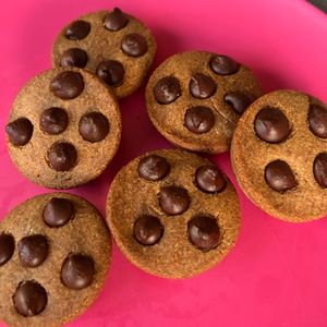 imagem do produto 25 Cookies de tâmara com Cumaru e gotas de CHOCOLATE NOBRE 70% >375g (macios)