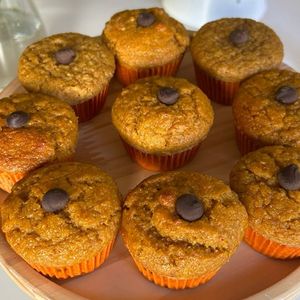 imagem do produto 6 Bolinhos de laranja orgânica adoçados com uva-passa branca com gotas de chocolate adoçado com tâmara