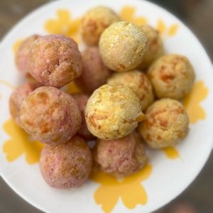imagem do produto 2 sabores- 24 Pães de queijo coloridos mix- cenoura orgânica e beterraba orgânica