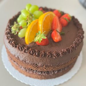 imagem do produto Bolo adoçado com uva-passa/ 2 camadas/com recheio e cobertura de ganache de tâmaras e frutas