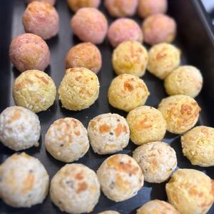 imagem do produto 15 Pães de queijo coloridos mix - cenoura orgânica, beterraba orgânica, tradicional (com gergelim branco e preto)