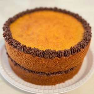 imagem do produto Bolo adoçado com açucar demerara orgânico ou mascavo/ 2 camadas/com recheio de ganache de tâmaras