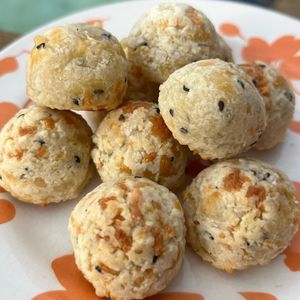 imagem do produto 24 Pães de queijo- Tradicional (com gergelim branco e preto)