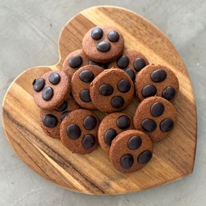 imagem do produto 10 Cookies de tâmara com Cumaru e gotas de CHOCOLATE adoçado com tâmara > 150g (macios)