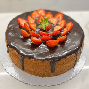 imagem do produto Bolo adoçado com açucar demerara orgânico ou mascavo/ 1 camada/com cobertura de creme de avelã com cacau e frutas