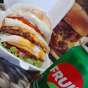 imagem do produto Everest Burguer com refri lata
