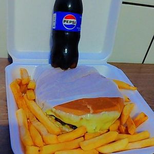 imagem do produto Combo de xis salada ou calabresa batatas e refri de 200 ml