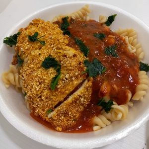imagem do produto MACARRÃO AO MOLHO SUGO E FILÉ DE FRANGO EMPANADO 
