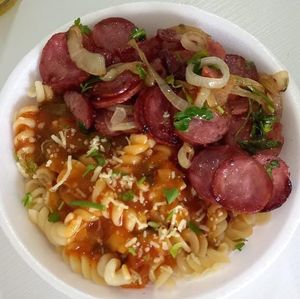 imagem do produto MACARRÃO AO MOLHO SUGO COM CALABRESA ACEBOLADA 