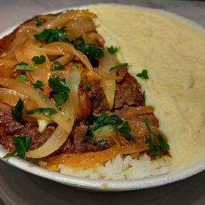 imagem do produto BIFE DE CARNE ACEBOLADO COM PURÊ DE BATATA