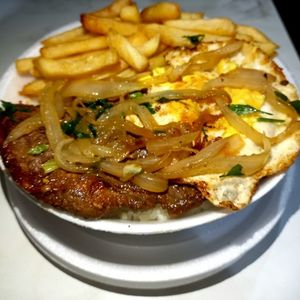 imagem do produto BIFE A CAVALO COM BATATA FRITA 