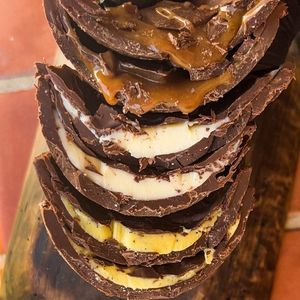imagem do produto Meia casca 250g ESCOLHA O CHOCOLATE: ao leite / meio amargo / branco