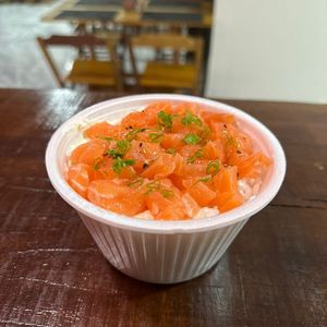 imagem do produto Sushi no Pote Filadélfia e salmão em cubos.