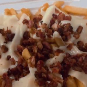 imagem do produto GRANDE. 800g de batata, Muçarela r e bacon.