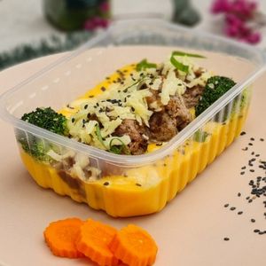 imagem do produto Mousseline de cenoura com batata e hambúrguer bovino