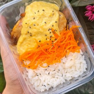 imagem do produto Sobrecoxa assada ao curry e mel com creme de milho e arroz