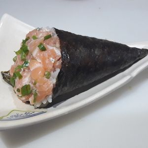 imagem do produto TEMAKI DE SALMÃO COM CREAM CHEESE E CEBOLINHA