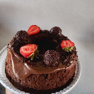 imagem do produto Bolo Caseiro Brigadeiro com Morango 