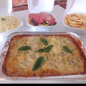 imagem do produto COMBO LASANHA TAMANHO FAMÍLIA SERVE DE 3 Á 4 PESSOAS (LASANHA 1KG SABOR TRADICIONAL  + ARROZ  REFOGADO H2 + SALADA VERDE H2 + BATATA FRITA H2)