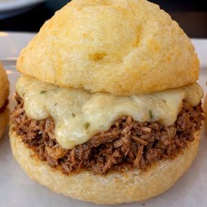 imagem do produto Pão de queijo artesanal recheado com carne seca e queijo