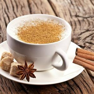 imagem do produto Café coado grande com leite e canela.