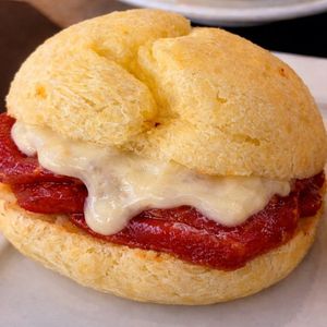 imagem do produto Pão de queijo artesanal com recheio de queijo com goiabada