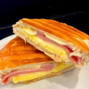 imagem do produto Pão francês na chapa com presunto,queijo e ovos