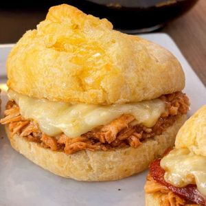 imagem do produto Pão de queijo artesanal recheado com frango e queijo
