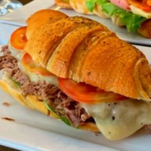 imagem do produto Croissant recheado com carne seca.