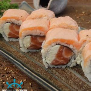 imagem do produto Uramaki salmão com fita de salmão maçaricado .